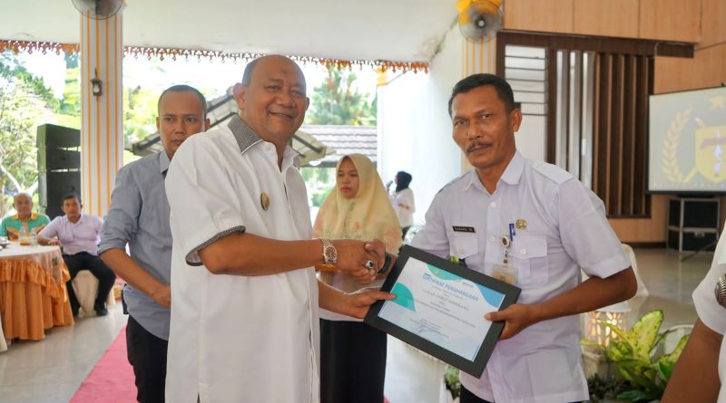 Lurah Sawit Seberang Kec. Sawit Seberang mendapatkan penghargaan sebagai Kelurahan Terbaik Dalam Upaya Percepatan Penurunan Stunting Tahun 2023 dari Plt. Bupati Langkat Bapak H. Syah Afandin, SH.